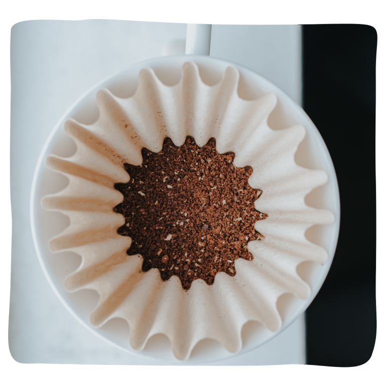 Gemahlener Kaffee im Handfilter für Filterkaffee