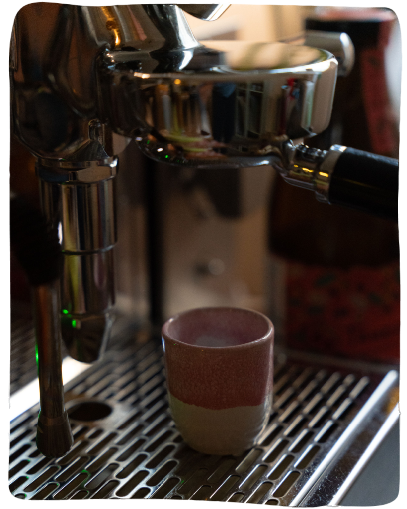 Tasse auf einer Espressomaschine unter dem Siebträger