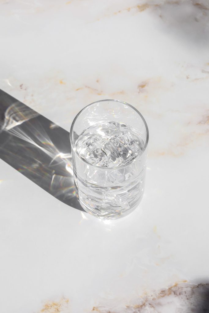 Wasserglas mit Eiswürfeln