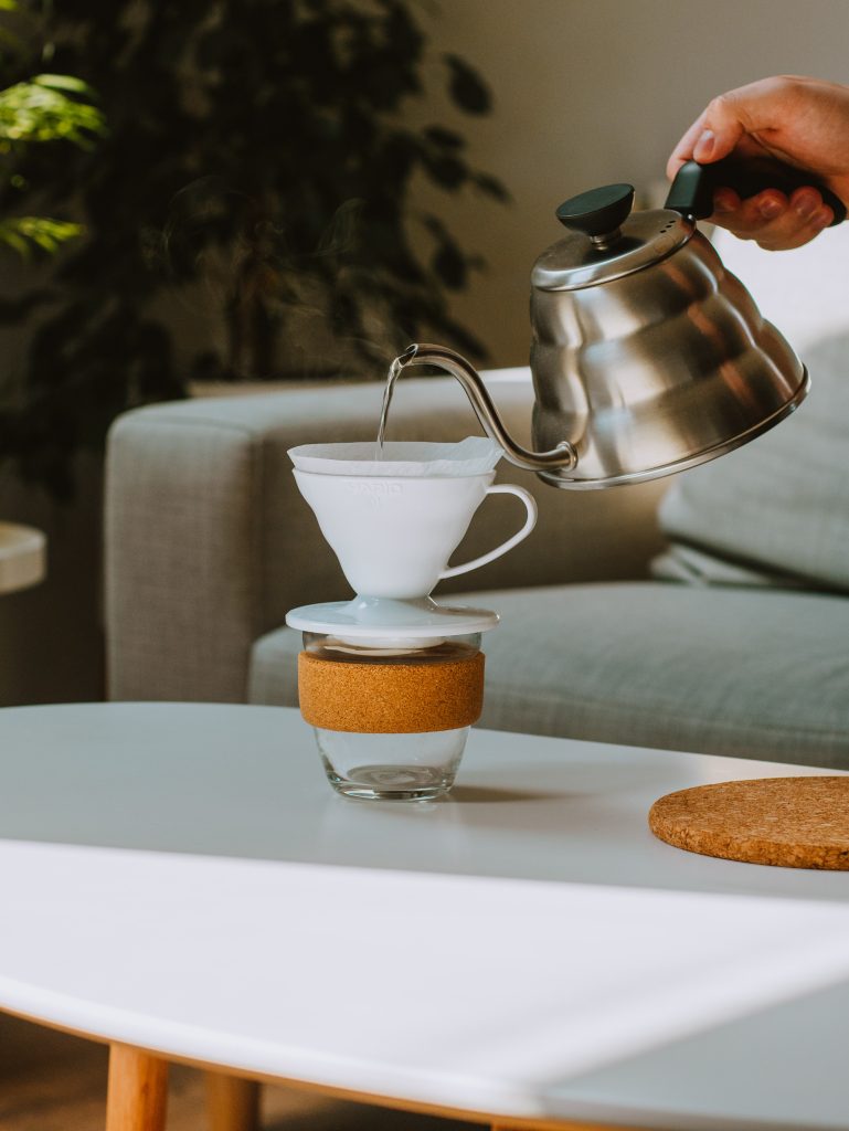 Kaffee wird in einem Handfilter zubereitet, Filterkaffee